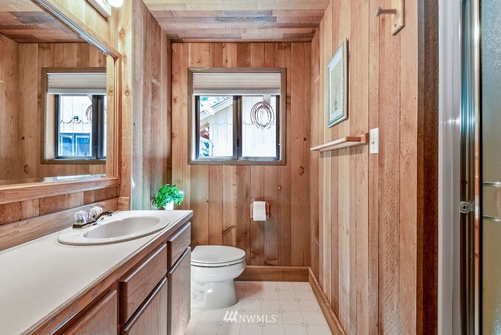 650 Frank Smith Road Toutle, WA 98649 - Photo 32 of 37 a bathroom with a sink a toilet and shower