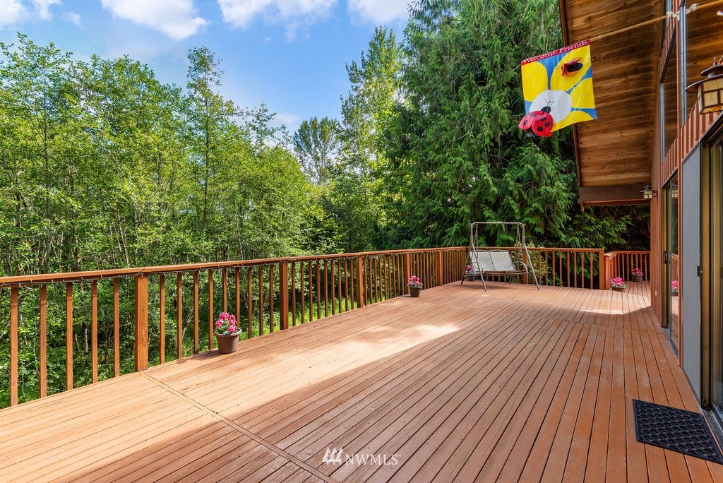 650 Frank Smith Road Toutle, WA 98649 - Photo 6 of 37 a balcony with wooden floor and fence