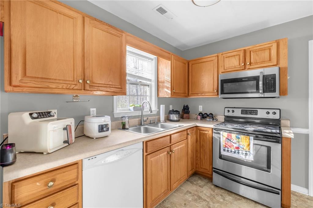 1513 Birkdale Court High Point, NC 27265 - Photo 12 of 42 Gallery Image 12