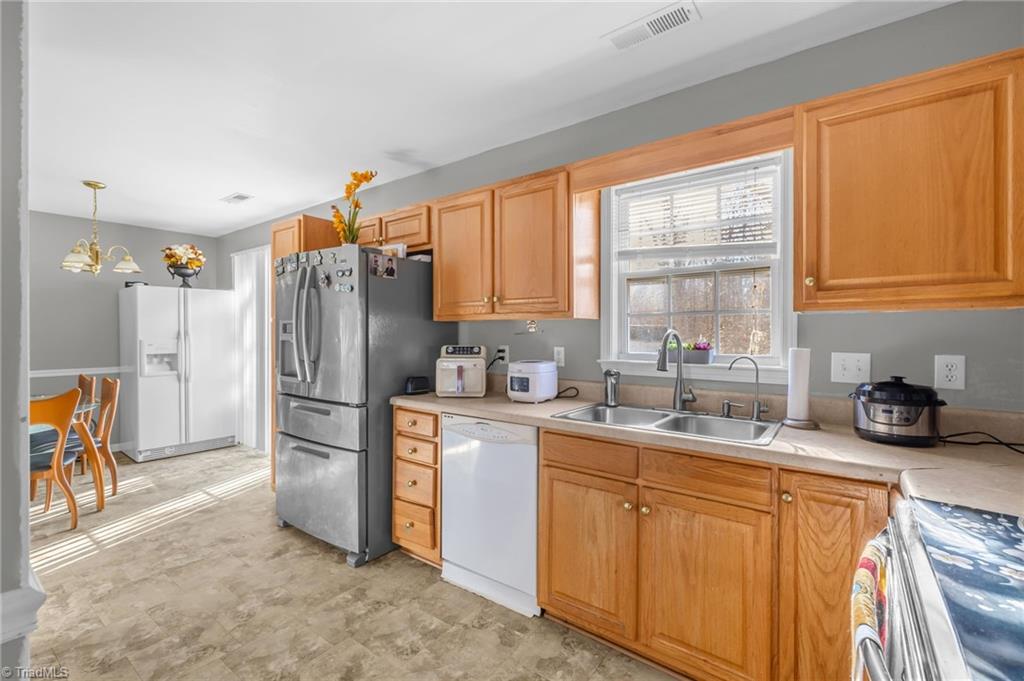 1513 Birkdale Court High Point, NC 27265 - Photo 10 of 42 Gallery Image 10