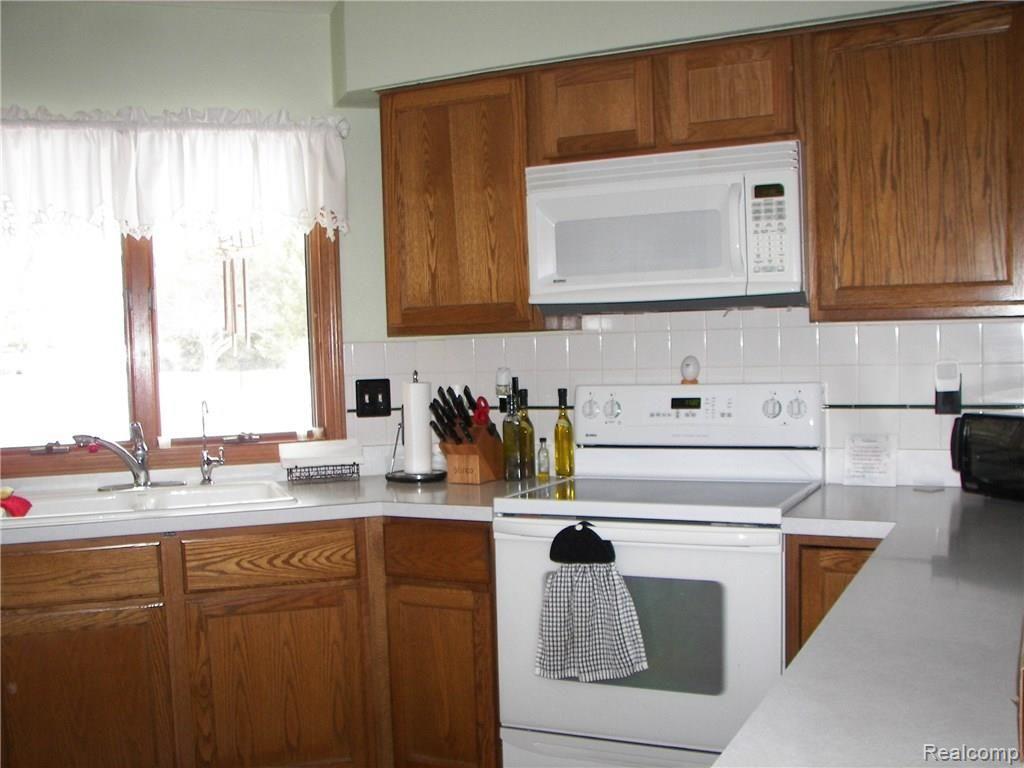 6788 Kestrel Ridge Road Brighton, MI 48116 - Photo 4 of 18 100_5935.JPG