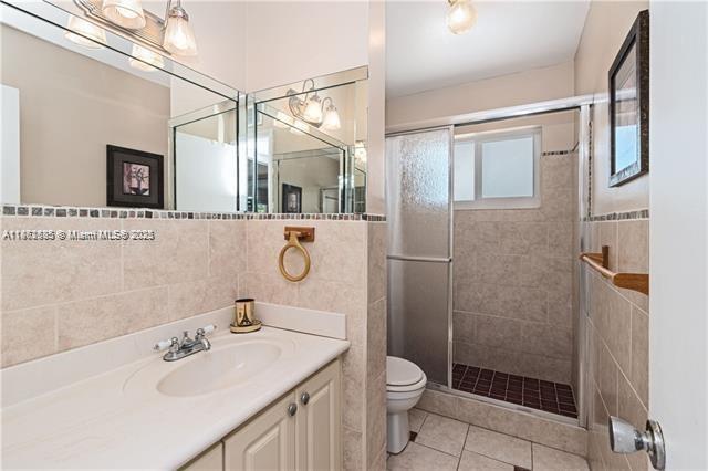 161 Northeast 10th Avenue, Unit 7C Hallandale Beach, FL 33009 - Photo 15 of 27 a bathroom with a sink toilet and shower