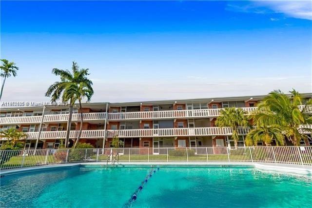 161 Northeast 10th Avenue, Unit 7C Hallandale Beach, FL 33009 - Photo 5 of 27 a view of building with yard