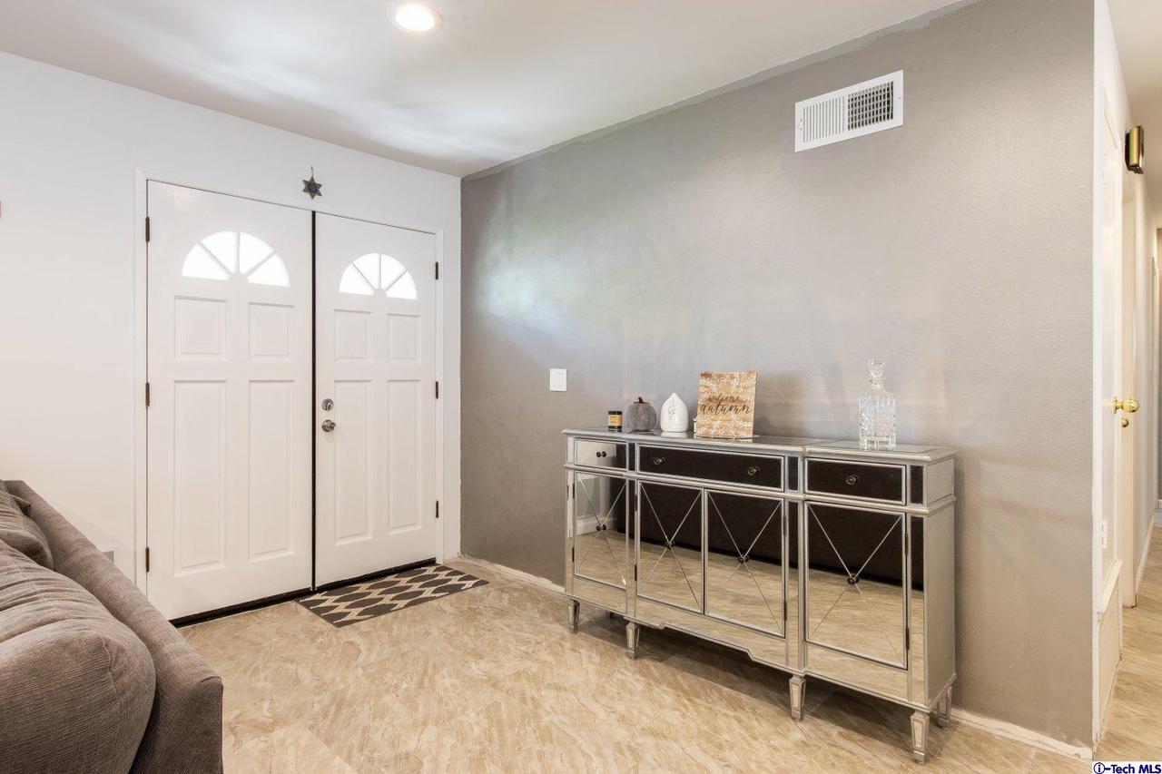 29409 Florabunda Road Canyon Country, CA 91387 - Photo 15 of 27