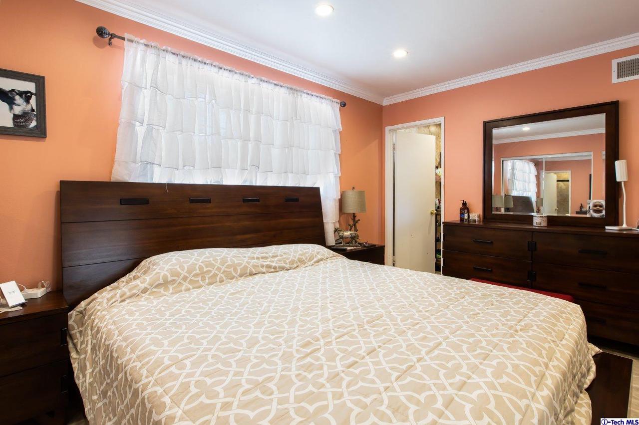 29409 Florabunda Road Canyon Country, CA 91387 - Photo 17 of 27