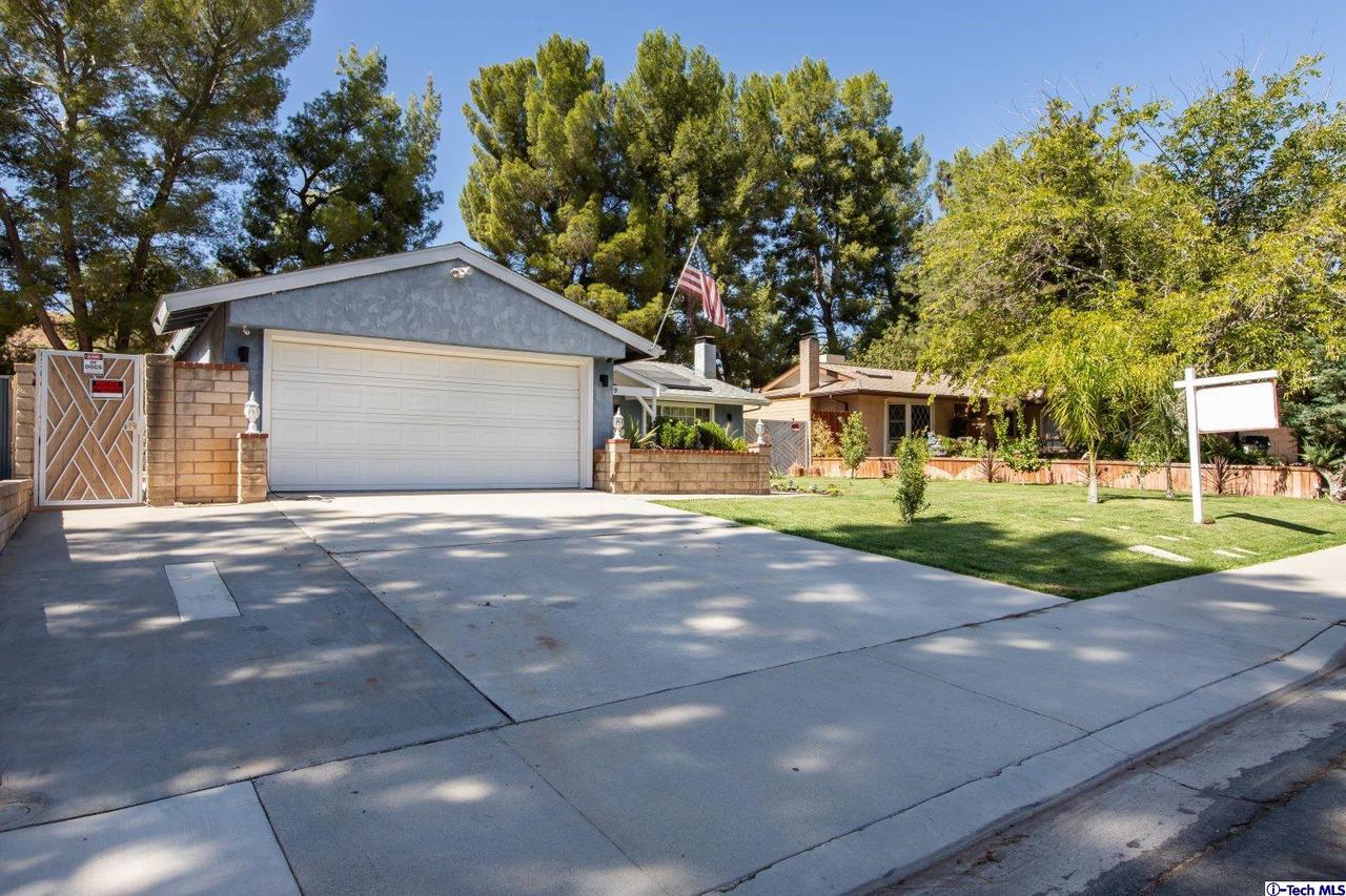 29409 Florabunda Road Canyon Country, CA 91387 - Photo 3 of 27