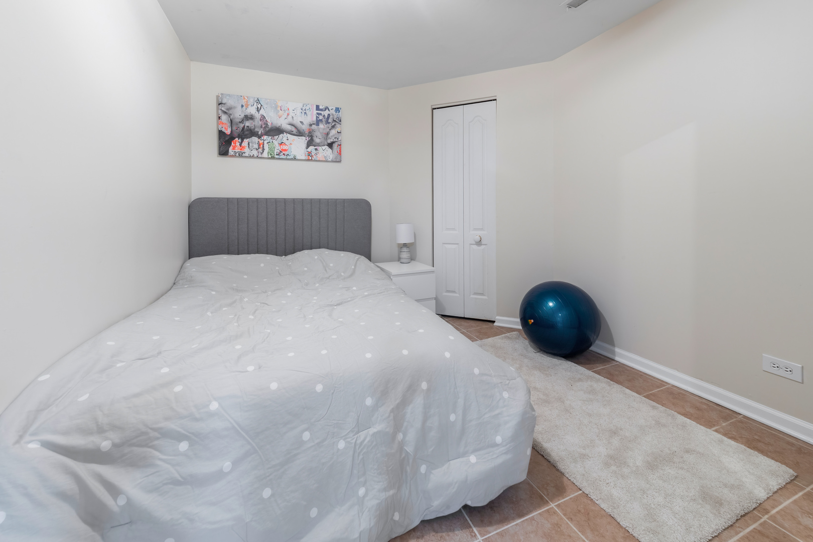 2140 Seaver Lane Hoffman Estates, IL 60169 - Photo 21 of 25 a large bed sitting in a bedroom and painting on the wall