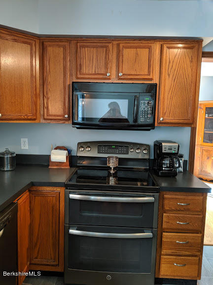 146 Curran Road Cheshire, MA 01225 - Photo 3 of 40 Oak kitchen