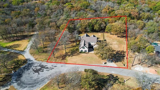 a view of a yard with a tree