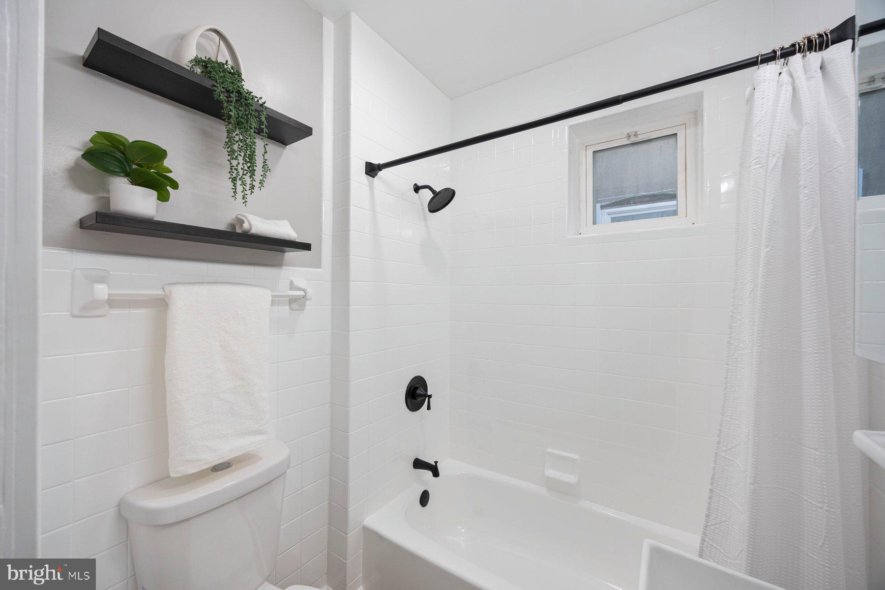 3611 Chestnut Avenue Baltimore, MD 21211 - Photo 27 of 38 a bathroom with a bathtub and a shower