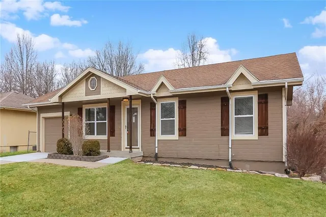 $1,745 | 306 East 17th Street, Kearney, MO 64060