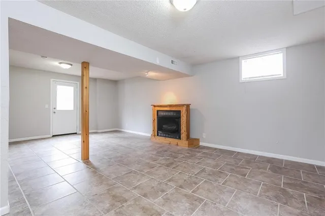 $1,745 | 306 East 17th Street, Kearney, MO 64060