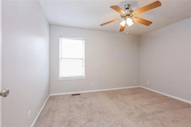 $1,745 | 306 East 17th Street, Kearney, MO 64060