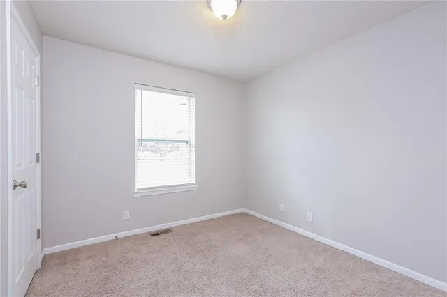 $1,745 | 306 East 17th Street, Kearney, MO 64060