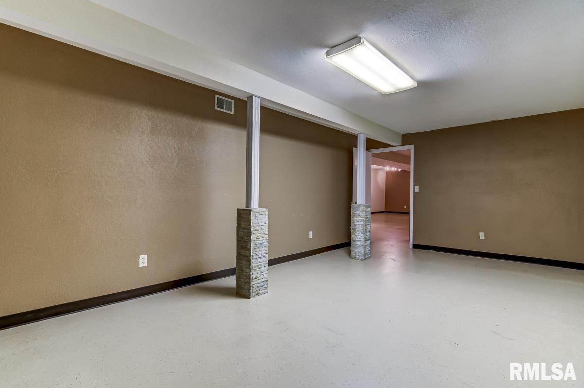 79 Roundtable Road Springfield, IL 62704 - Photo 33 of 43