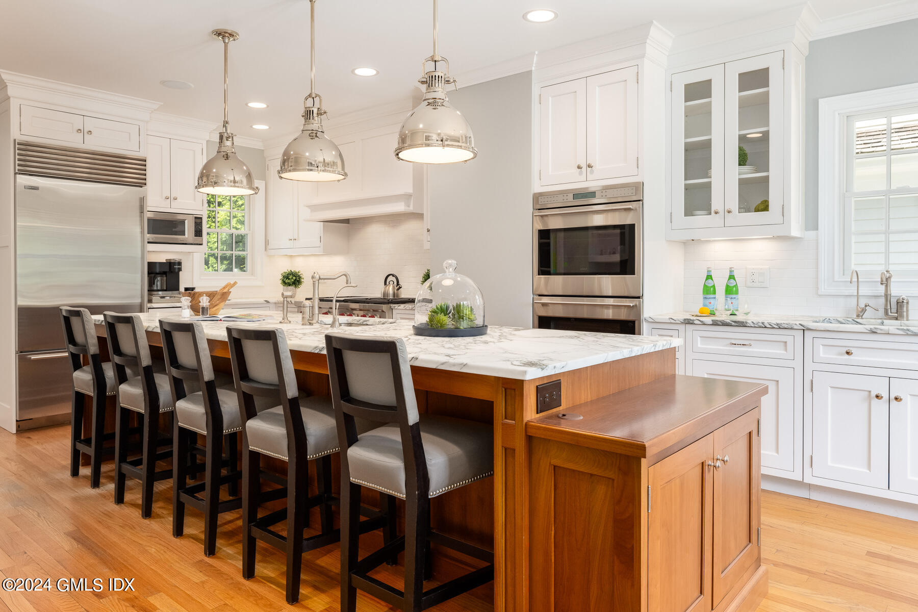 89 Shore Road Old Greenwich, CT 06870 - Photo 8 of 36 a kitchen that has a table and chairs in it
