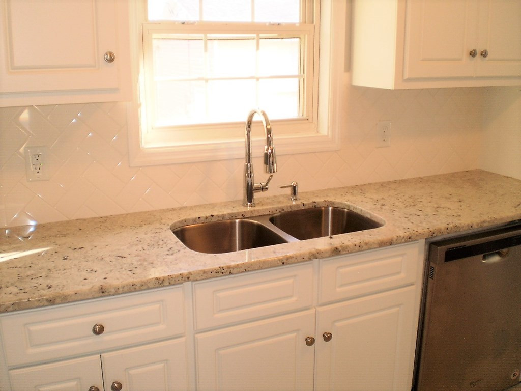 925 Cobb Road Evans, GA 30809 - Photo 5 of 20 Subway tiled backsplash