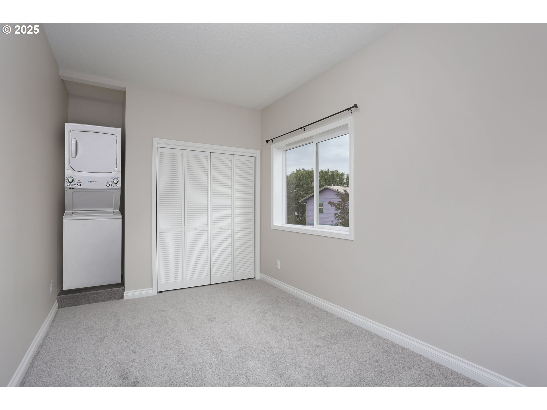 9628 Southeast Holgate Boulevard Portland, OR 97266 - Photo 6 of 15 a view of an empty room with a window