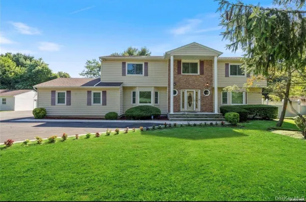 $1,399,000 | 2 Vanderbilt Parkway, Dix Hills, NY 11746
