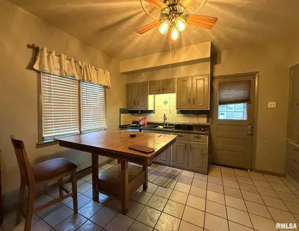 $54,900 | 796 Peck Street, Galesburg, IL 61401