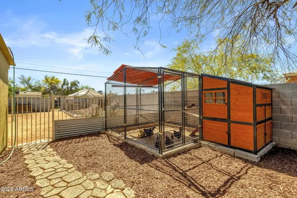 a view of a backyard