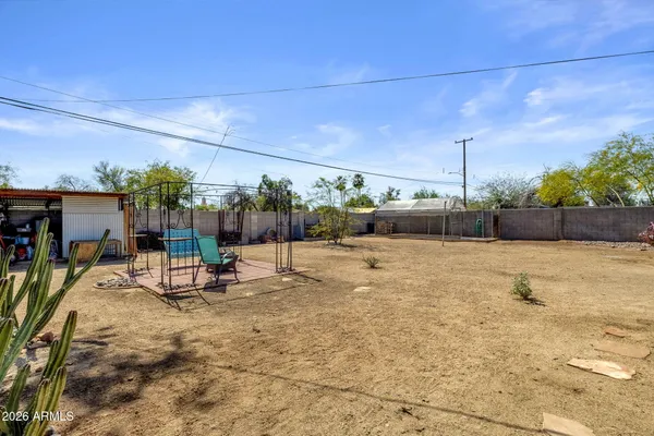 a view of a backyard