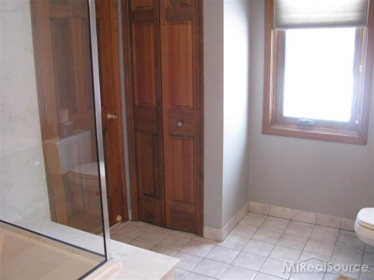 77415 Foxridge Lane Romeo, MI 48065 - Photo 10 of 20 Bathroom storage