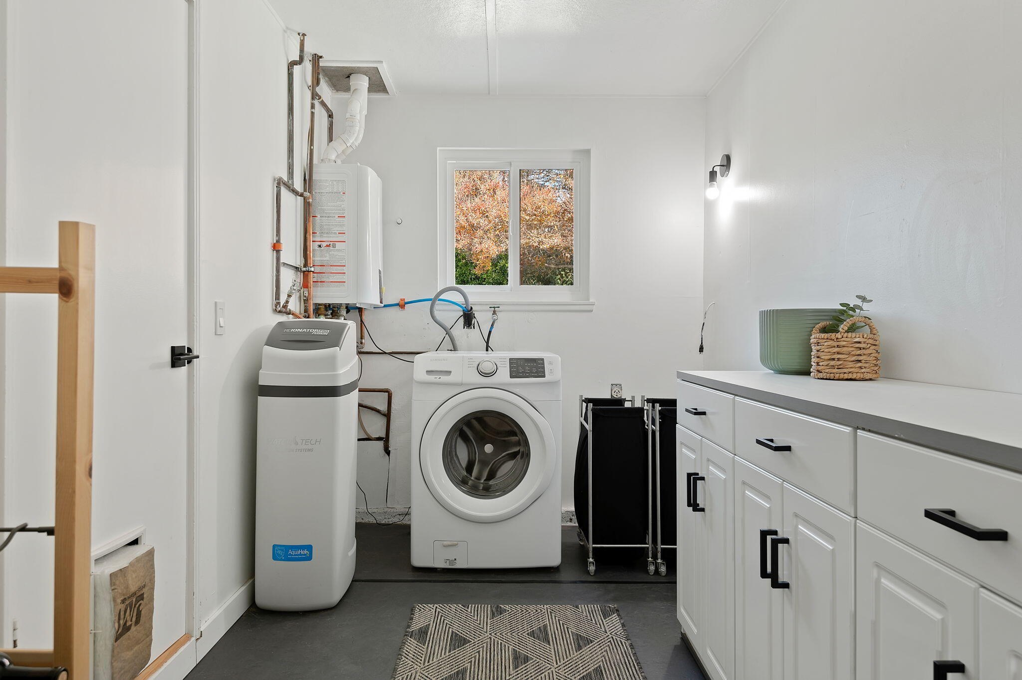 5762 Berkeley Road Goleta, CA 93117 - Photo 11 of 23 Laundry/Utility Room