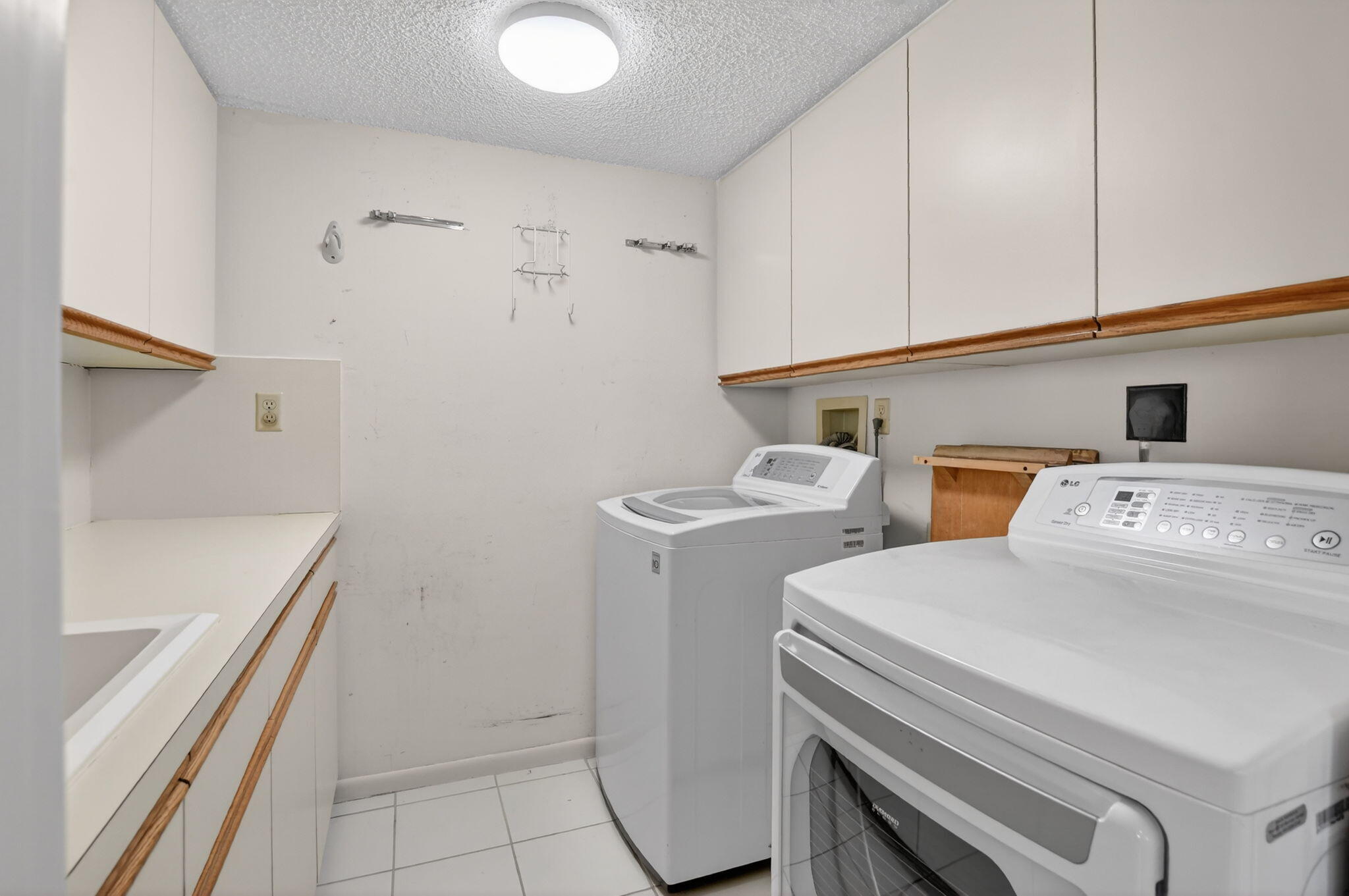 7564 Regency Lake Drive, Unit 701 Boca Raton, FL 33433 - Photo 38 of 47 laundry