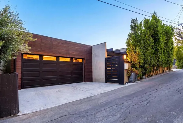 $2,350,000 | 3866 Alta Mesa Drive, Studio City, CA 91604