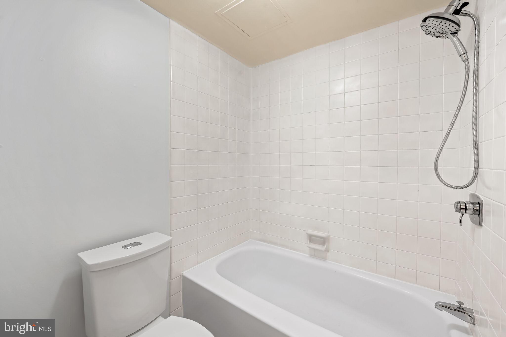 205 East Joppa Road, Unit 1505 Towson, MD 21286 - Photo 23 of 32 2nd Bathroom