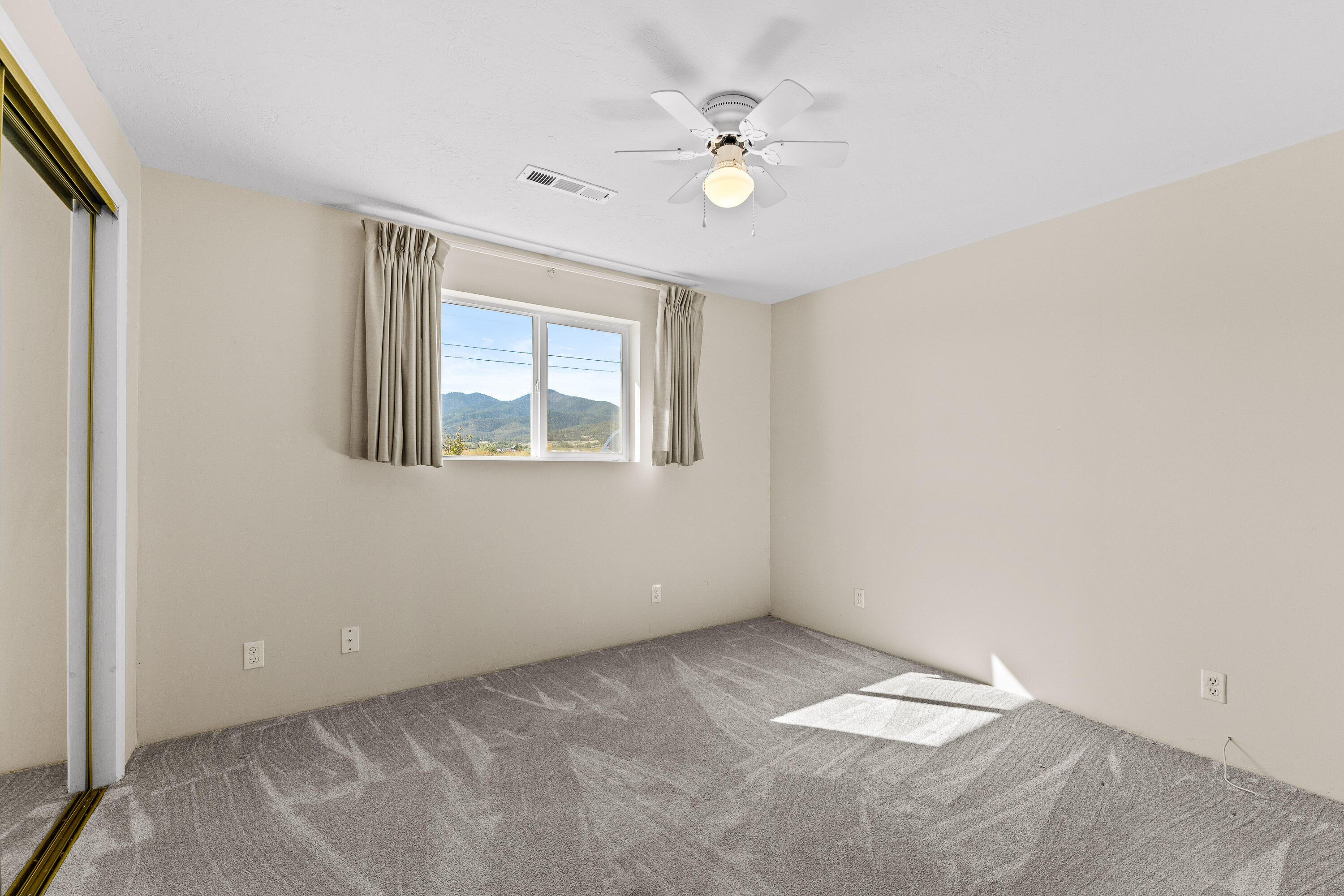 230 Hartley Road Phoenix, OR 97535 - Photo 21 of 38 INT (8 of 19)