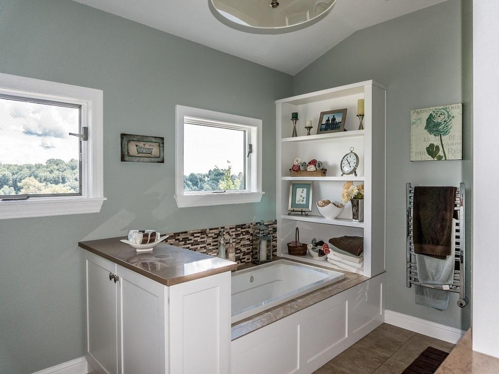 24308 Walden Road Abingdon, VA 24210 - Photo 19 of 36 Master Tub
