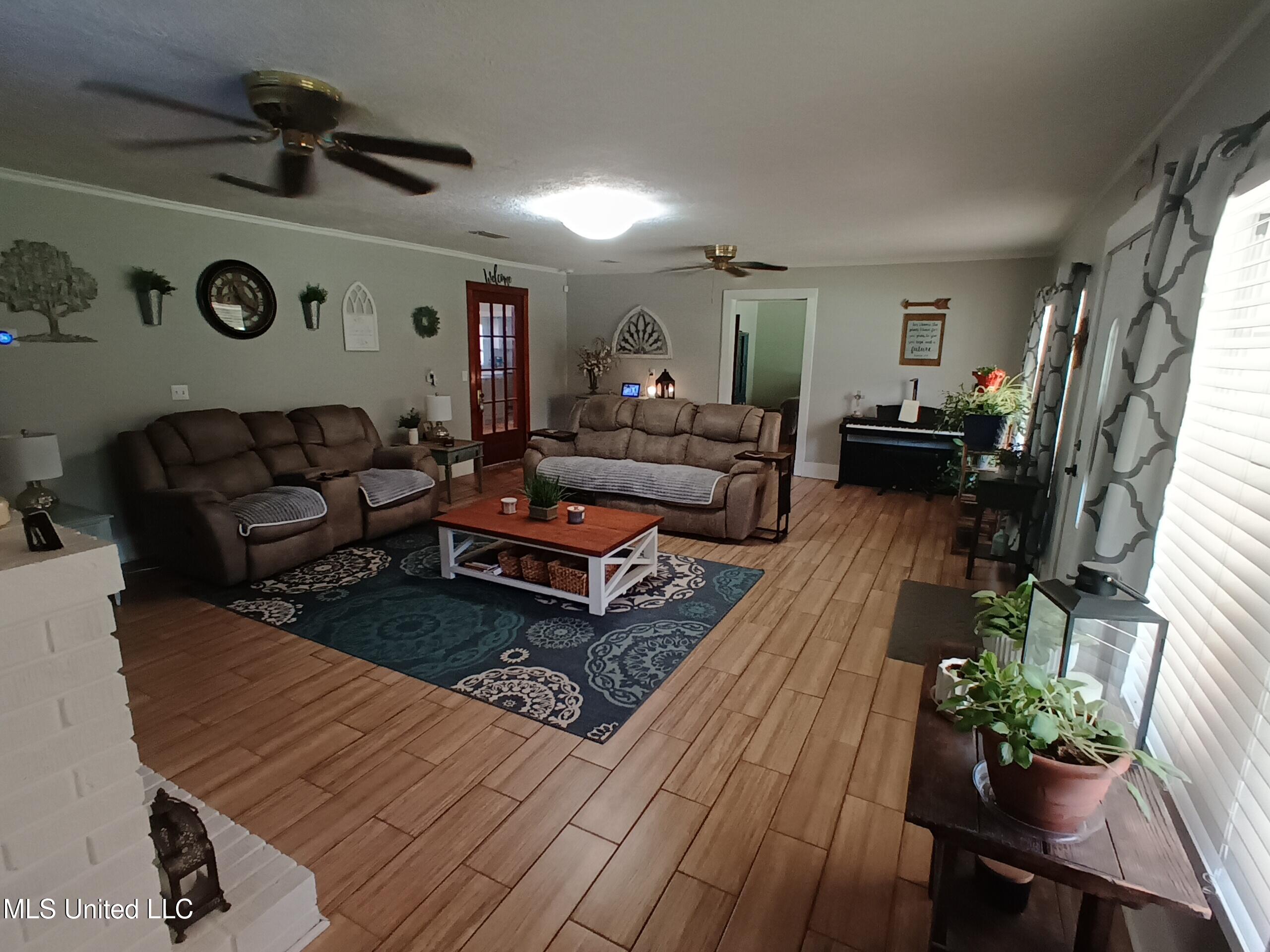 706 South Decatur Street Union, MS 39365 - Photo 8 of 46 Livingroom