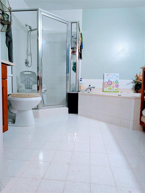 11240 Reveille Road Cooper City, FL 33026 - Photo 42 of 97 a bathroom with a bathtub and a toilet