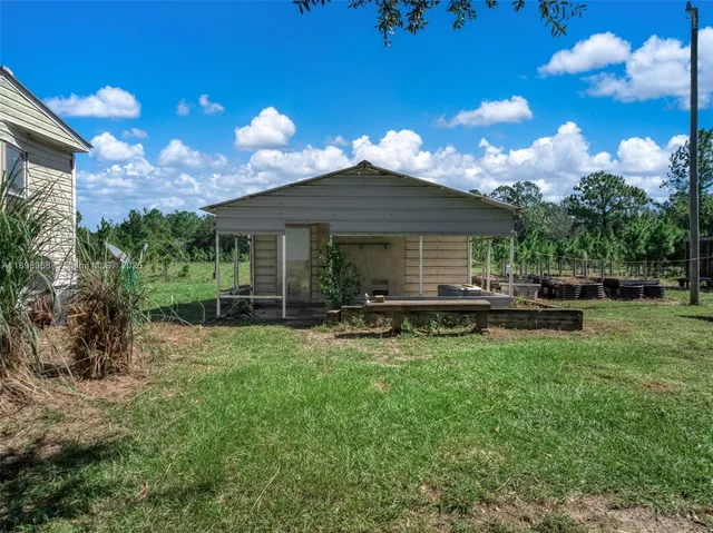 a view of a back yard