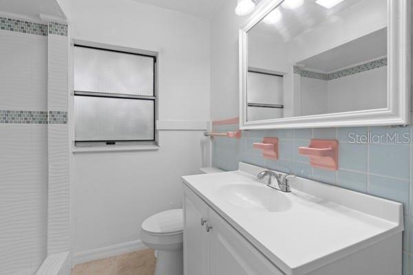 1404 East Alfred Street Tavares, FL 32778 - Photo 29 of 38 a bathroom with a sink toilet and mirror