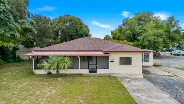 1404 East Alfred Street Tavares, FL 32778 - Photo 3 of 38 a front view of a house with a yard