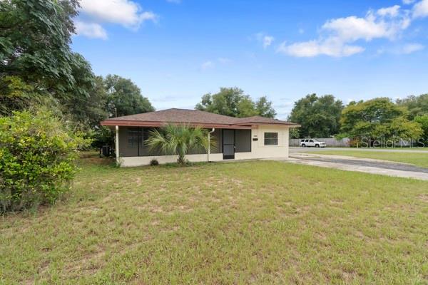 1404 East Alfred Street Tavares, FL 32778 - Photo 6 of 38 a front view of a house with a garden