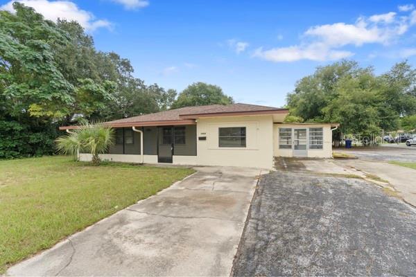 1404 East Alfred Street Tavares, FL 32778 - Photo 7 of 38 a front view of a house with a garden and yard