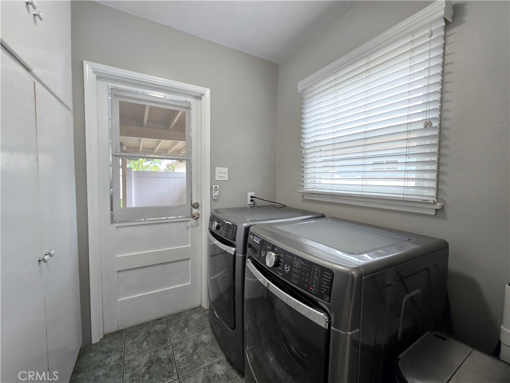 4651 Emerson Street Riverside, CA 92506 - Photo 13 of 32 a utility room with washer and dryer