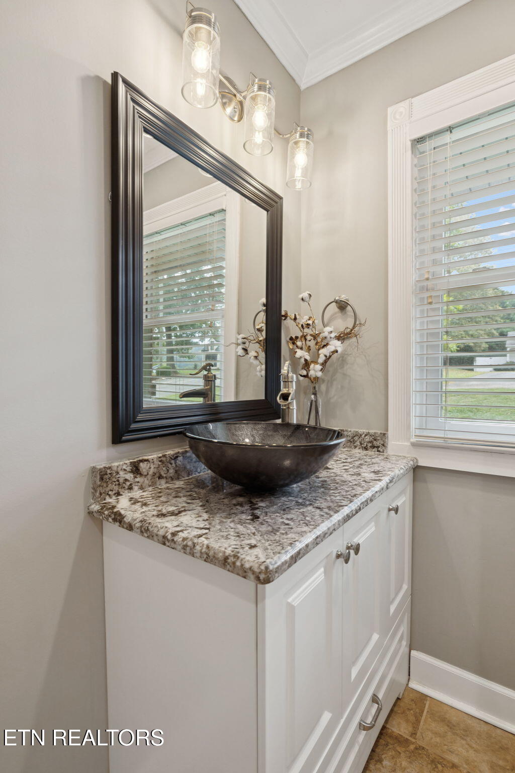 3847 Wilani Road Knoxville, TN 37919 - Photo 31 of 56 Hall Bath