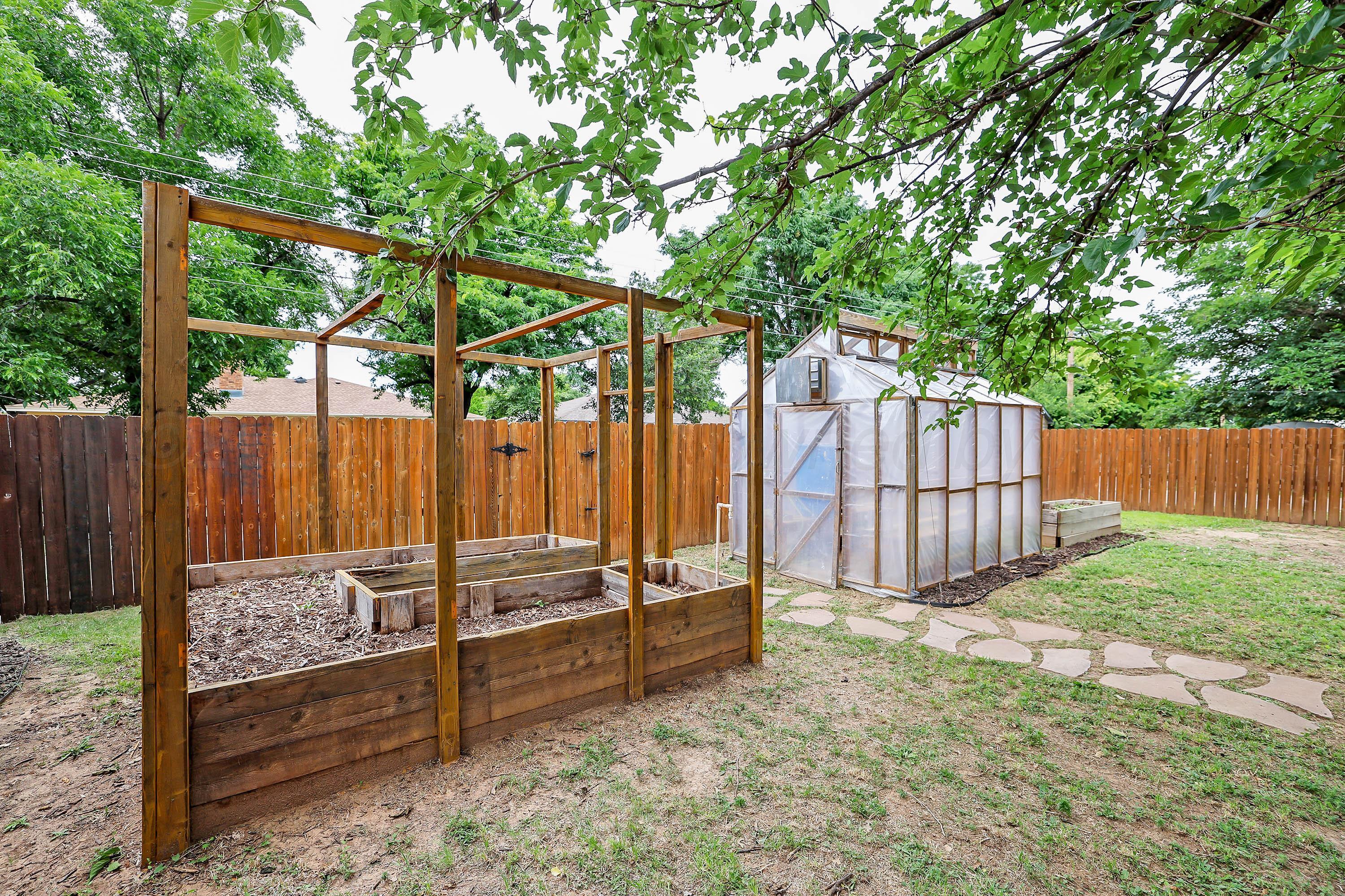 7426 Jameson Drive Amarillo, TX 79121 - Photo 35 of 38 a view of outdoor space with wooden fence