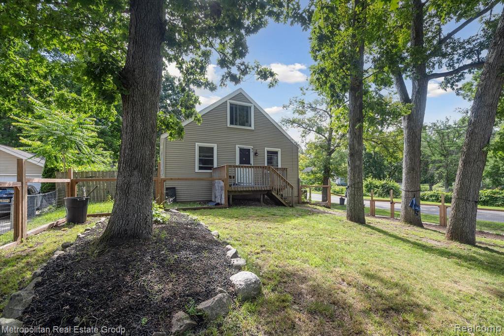 6274 Hatchery Road Waterford, MI 48329 - Photo 3 of 38 Gallery Image 3