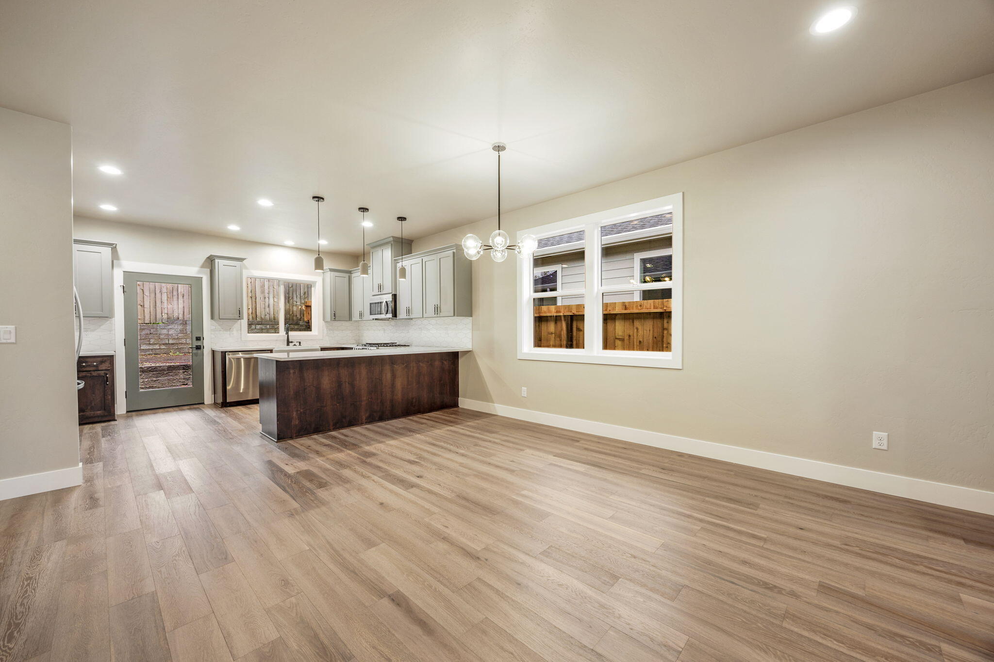332 Randy Street Ashland, OR 97520 - Photo 8 of 41 Living Area