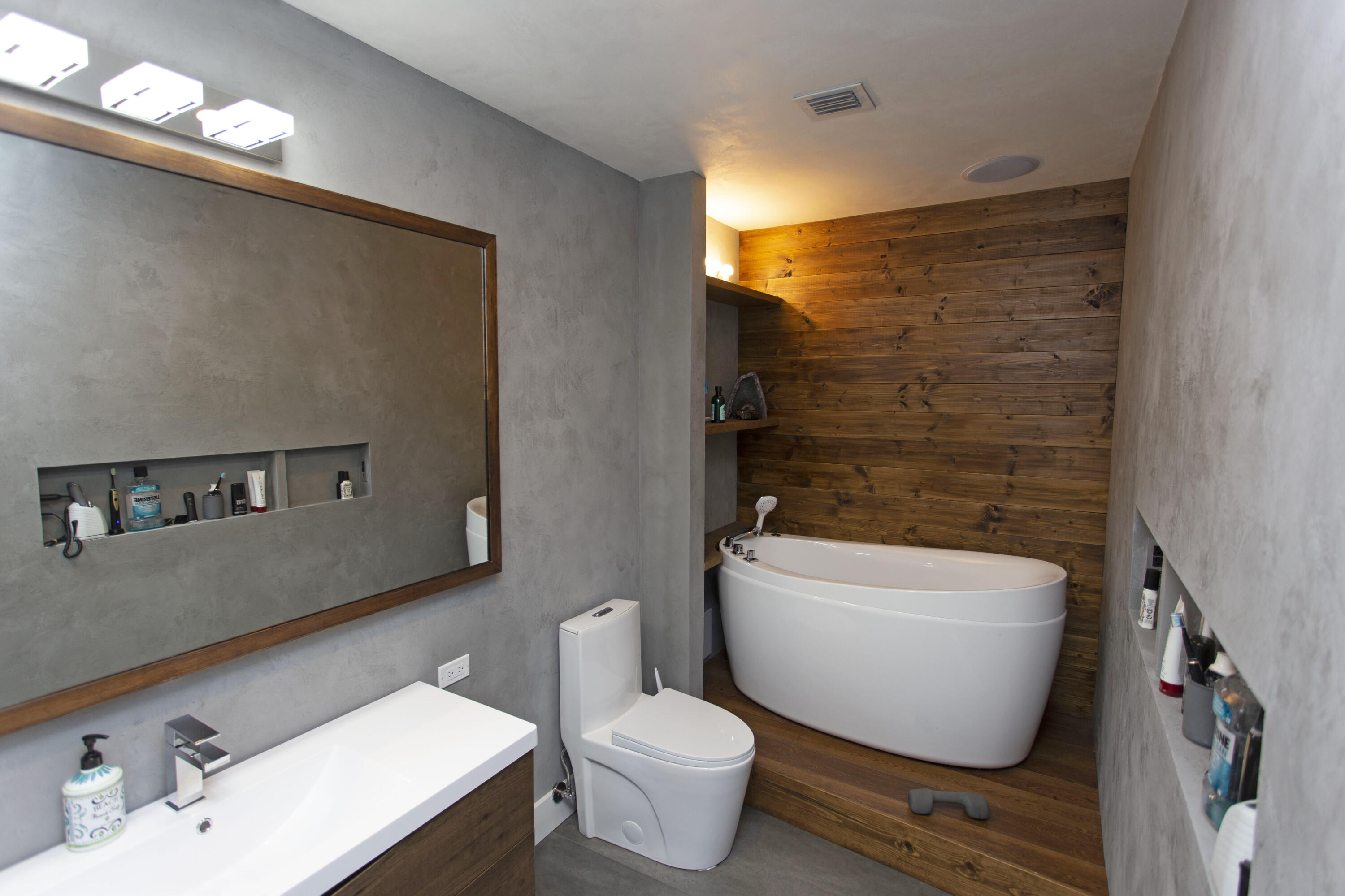 6221 Old Court Road, Unit 207 Boca Raton, FL 33433 - Photo 12 of 17 Master Bathroom