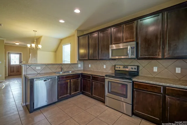 $1,800 | 3726 Coyote Creek, Schertz, TX 78154