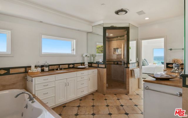 $10,000,000 | 42500 Pacific Coast Highway, Malibu, CA 90265