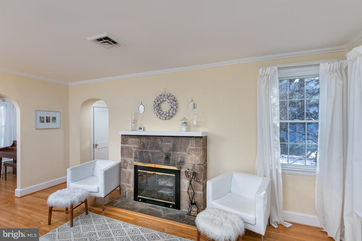 726 Anneslie Road Baltimore, MD 21212 - Photo 11 of 45 Cozy living room with wood burning fireplace.