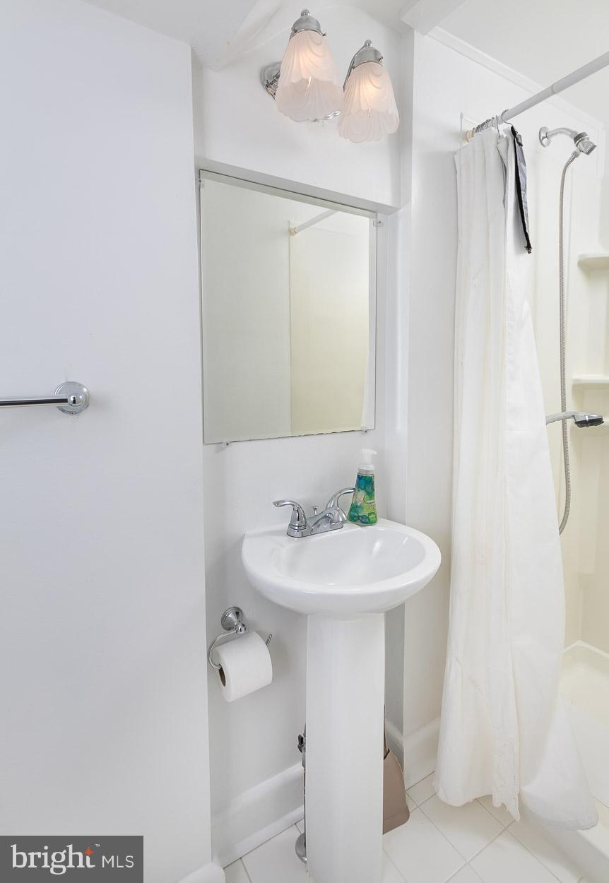 726 Anneslie Road Baltimore, MD 21212 - Photo 18 of 45 Main level full bath.